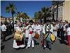 La famille Loigne (père, mère et fils) prend la tête de la procession avec le groupe folklorique la Coustiero Flourido.