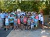 La photo de groupe avec les élus, le maire de Six-Fours, la directrice du centre Jaumard, des parents et les enfants.