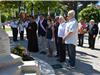 Les autorités civiles et religieuses ont déposé des roses devant le monument aux morts, un hommage aux victime de l'attentat de Nice.