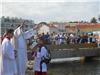 Le père Luciano, ancien curé de Six-Fours, bénit les bateaux en mer.