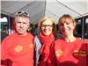 Jean-Pierre, Nathalie et Nathalie en sweats rouges fournis par l'un des sponsors.

