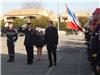 Le capitaine Laurent Fleury, chef de centre du Centre de secours de Six-Fours, passe en revue les troupes avec le député-maire Jean-Sébastien Vialatte, le commandant Mickaël Champenois et la capitaine Stéphanie Curto.