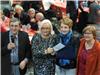 Christiane Giordano, acompagnée de Jeanine et Gérard Lopez, remettent un chèque à Dany Cayol pour le Téléthon.