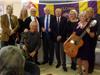 En partant de la gauche, Claude Lemoine, chargé de la communication du Lions Club, Sophie Tribaudeau, directrice de la résidence Aigue Marine, les Lions Ray de Bréda, Paul Chamoin (président), Marie-France et Ghislaine. Avec les guitares, Guy Noël et Béatrice Feugier