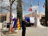 Le drapeau est levé devant le monument aux morts au son des trompettes. 