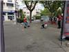 Ici, des enfants jouent au Roller Soccer.