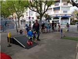 Les enfants découvrent les sports urbains en centre ville.