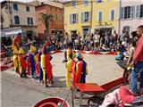 Les enfants fêtent Pâques en centre ville.