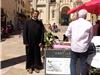 Le père José Andrade devant le stand du domaine de la Castille