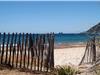 Fenêtre sur une des plus jolies plages de la commune, avec son kilomètre de long.