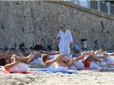 La Journée Internationale du Yoga célébrée sur les plages de Sanary.