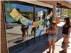 Les enfants préfèrent le stand de peinture et de collage. 