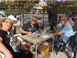 Un concours de pétanque convivial