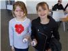 Jade et Axelle, huit ans, ont choisi de décorer leur badge d'une licorne