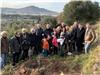 Mathilde, Louis, Léonie et Martin, avec leurs parents, le maire Robert Bénéventi, les adjointes Nicole Bernardini et Geneviève Barbier, Brigitte Crevet, Jean-Louis Pieraccini, Thierry Aksoul et Alain Arditi, président des Amis de l’olivier.