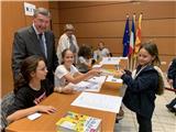 Remise de dictionnaires aux élèves