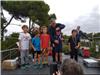 Les enfants reçoivent leur médaille sur le podium