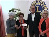Le Lions Club Bandol Sanary Six-Fours remet un chèque à France Alzheimer.