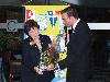 Le président Eric Michel remet au nom du club un bouquet de fleurs à la gouverneur, madame Pasqualini.