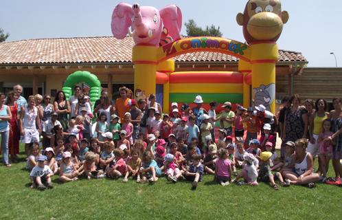 Les enfants réunis avec leurs parents pour un pique-nique au centre aéré de La Guicharde.