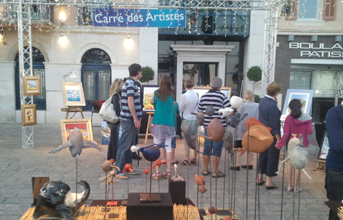 Le carré des artistes vous attend chaque soir devant le parvis de l'hôtel de ville à partir de 20h.