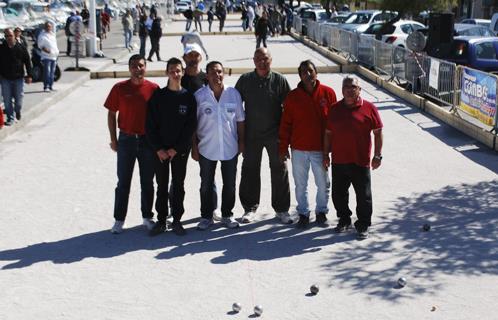 Bruno Golé avec les boulistes au carré d'honneur.