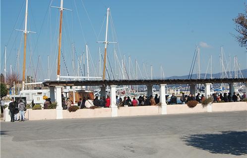 Beaucoup de monde à midi pour reprendre le bateau après un entretien espéré fructueux