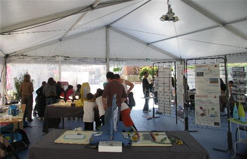 A l'ombre sous le chapiteau les enfants apprennent en jouant