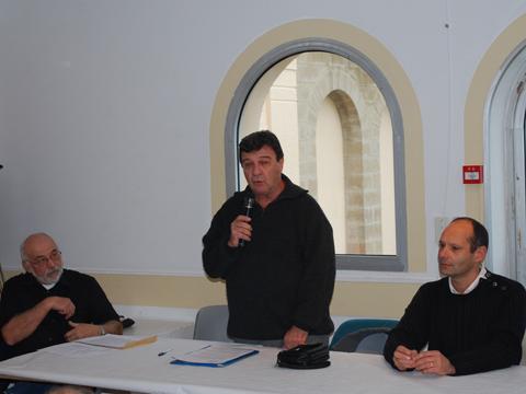 Au centre Pierre Suffren, président de l’ADILPB (Association de Défense des Intérêts des Locataires du Port du Brusc), sur sa droite Joseph Mulé, 1er adjoint au Maire, et Vincent Georges sur la gauche.