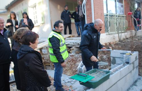 Ferdinand Bernhard pose la première pierre de la crèche du Verger.