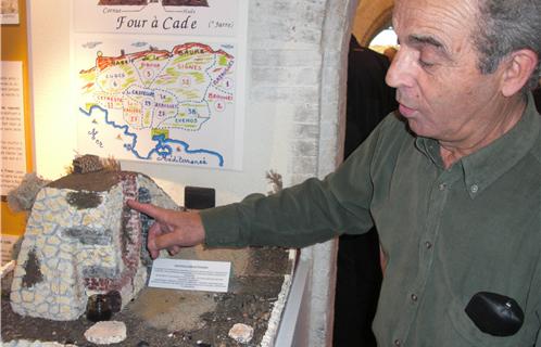 Raoul Decugis explique le fonctionnement d'un four à huile de cade