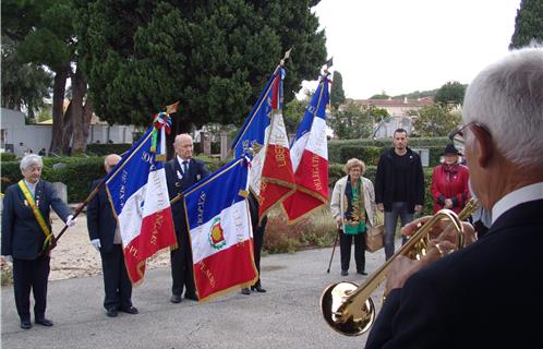 La Six-Fournaise exécute "Aux morts", en présence des porte-drapeaux et de Viviane Haudricourt, présidente honoraire du Souvenir Français.