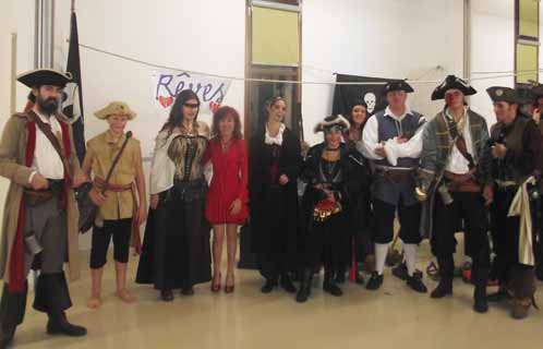 Martina Bernardi, présidente (en rouge) entourée des bénévoles de "rêve de pirate"