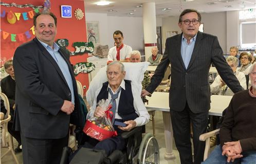 Guy Le Bris a fêté ses 100 ans en présence de l'élu aux affaires sociales Patrick Perez et du député-maire Jean-Sébastien Vialatte.