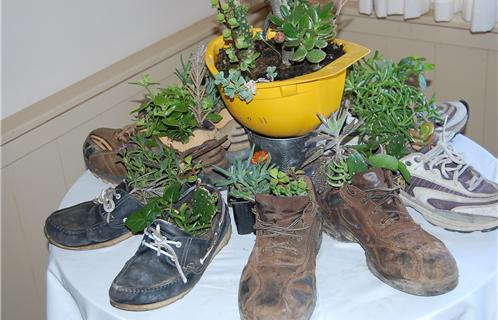 Chaussures ou casque de chantier peuvent accueillir des micros-jardins que vous pourrez élaborer lors de Troc Vert 
