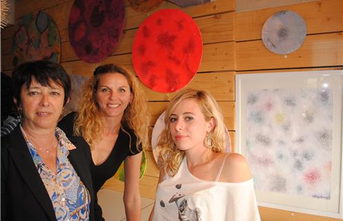 Melissa Carter (à droite) inaugure sa toute première exposition. Au centre, Aurélie De Gaudemont