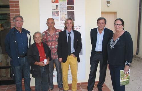 (De gauche à droite)Trois artistes parmi les 31 exposants aux côtés de Dominique Baviera,directeur du Pôle Arts Plastiques, Jean-Sébastien Vialatte, député-maire, et Dominique Ducasse, adjointe à la culture