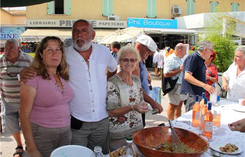 Simone et Henri Bruno avec leurs équipes aiment faire découvrir le plaisir de l'anchoïade.