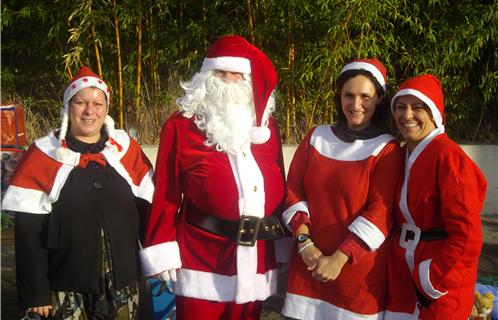 Le père Noël et ses assistantes sont en pleine forme.