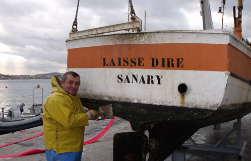 Le "Laisse dire", premier bateau à avoir été levé. Georges Bollani est pêcheur professionnel.