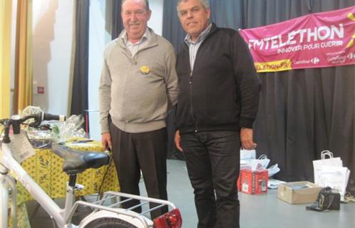Dominique Righi, président du Comité des Fêtes (à droite) et Claude Fontana (Lyre provençale) ont donné le top départ à ce loto au profit du Téléthon.