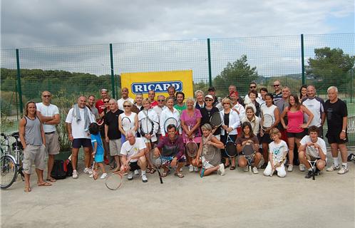 Photo de famille, compétiteurs et organisateurs mêlés 