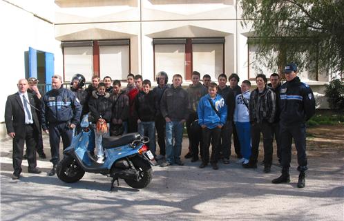 Les collégiens de Reynier et les agents de la police municipale en présence de Thierry Casanova, conseiller municipal (à gauche)