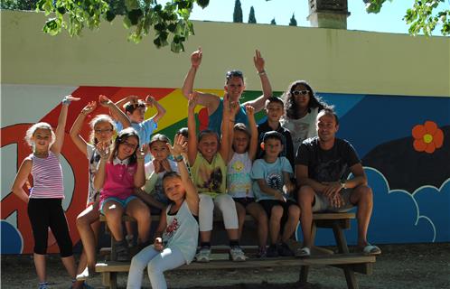 Les enfants de Jaumard devant la fresque qu'ils ont réalisée