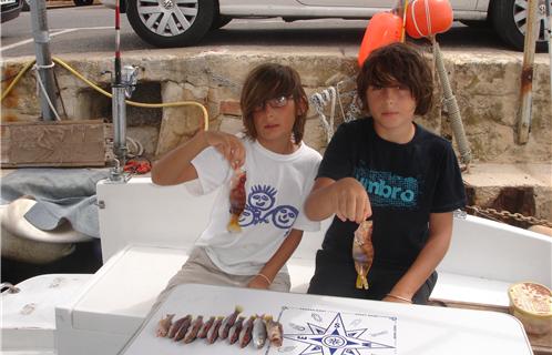 Pari gagné pour Arthur et Julien qui montrent fièrement leurs prises