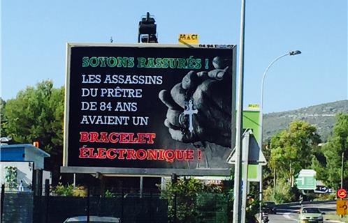 Le panneau est situé à la sortie de Sanary en direction d'Ollioules, en face Intermarché.