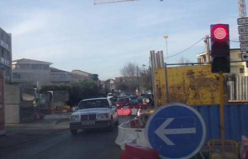 L'entrée de l'avenue Laënnec par le centre-ville est encombrée d'où l'importance d'emprunter les déviations conseillées.