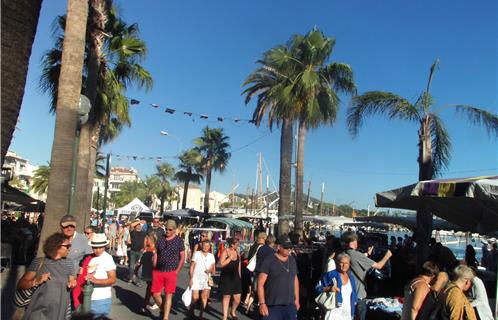 Quarante commerçants ont installé leur stand sur le port, côté rue de 9h à 19h...