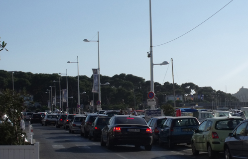 Un défilé de voitures sur le port pendant le festival.