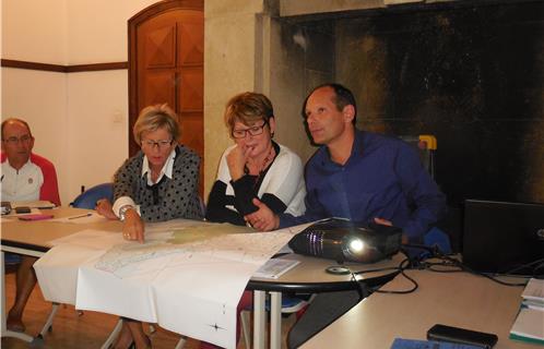 Dominique Antonini, Nadine Espinasse et Joseph Mulé avec le POS, vieux document non numérisé.